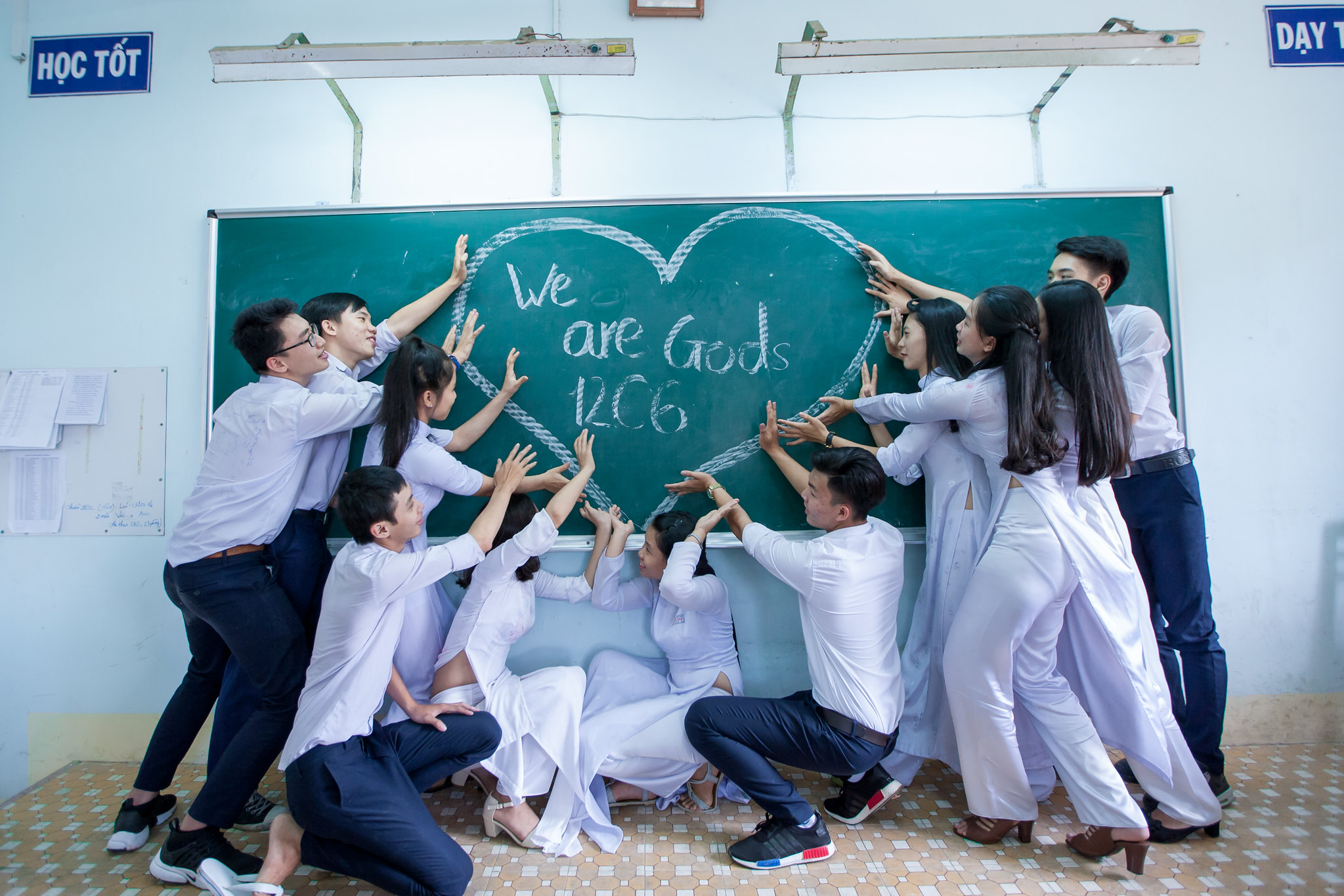 Áo dài trắng vẻ đẹp áo dài lớp học duyên dáng [EHJORA]
