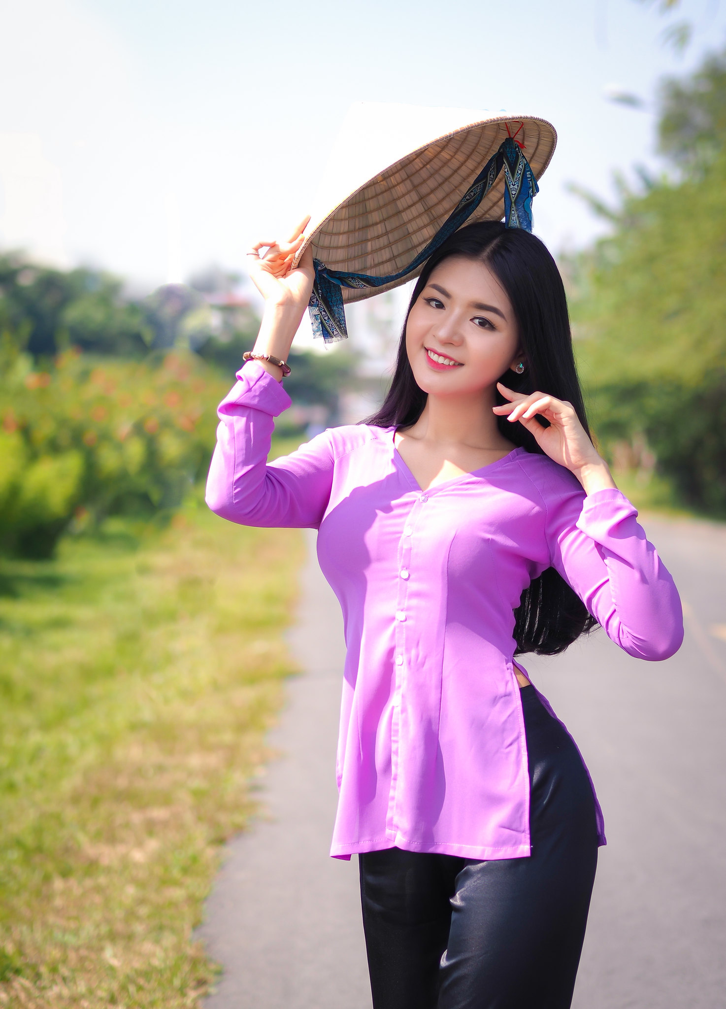 Khoảnh khắc áo bà ba cuốn hút nón lá [GWR0QG]