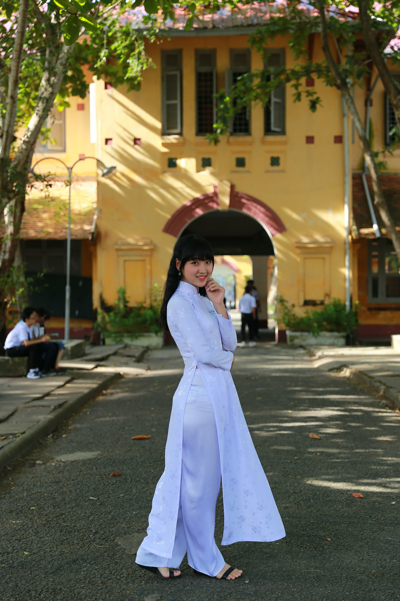Áo dài trắng nữ sinh rạng rỡ [B4MZ4X]