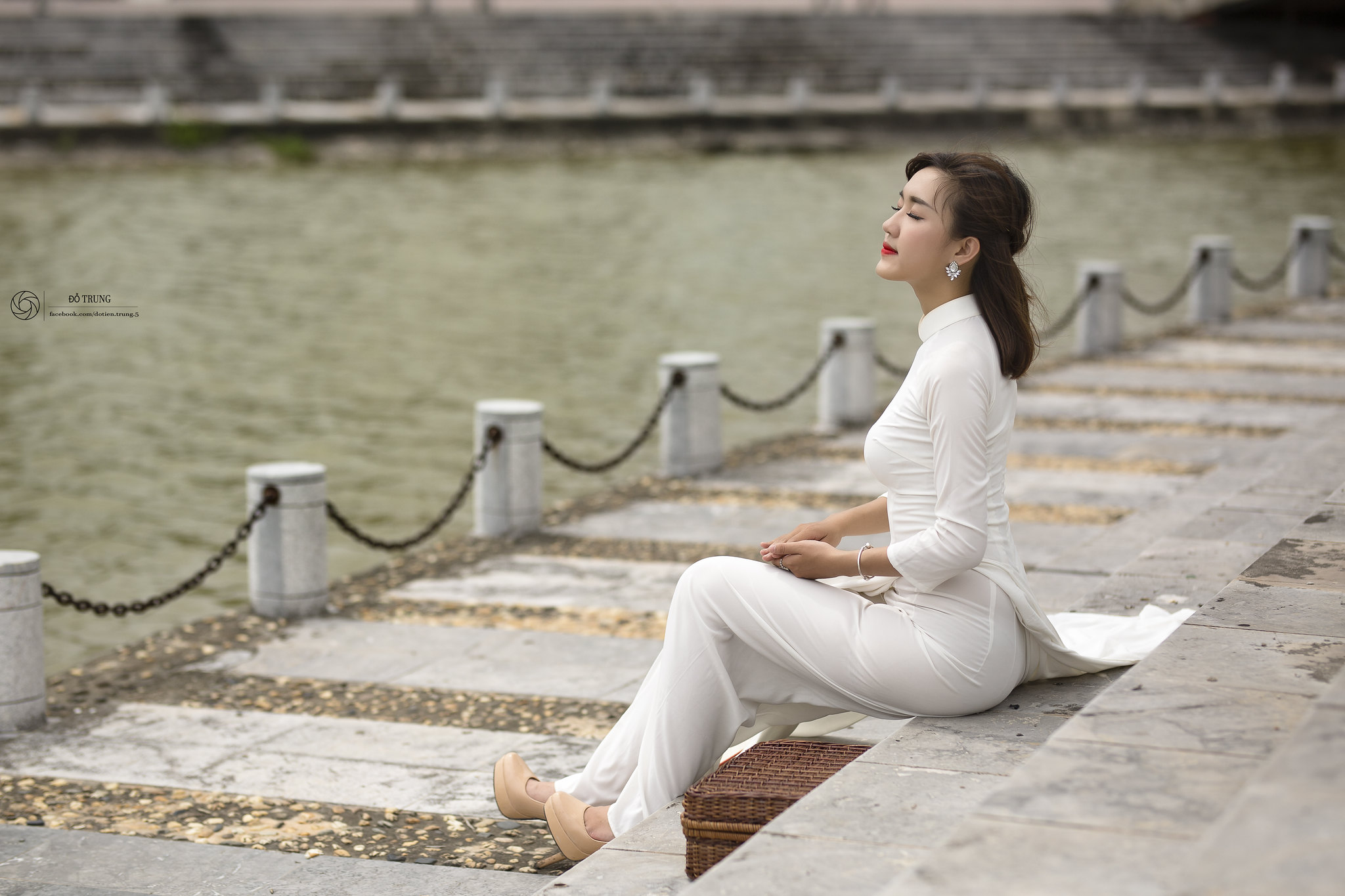 Rửa mắt với ảnh áo dài trắng nền nã bên h? [LSJJ5I]