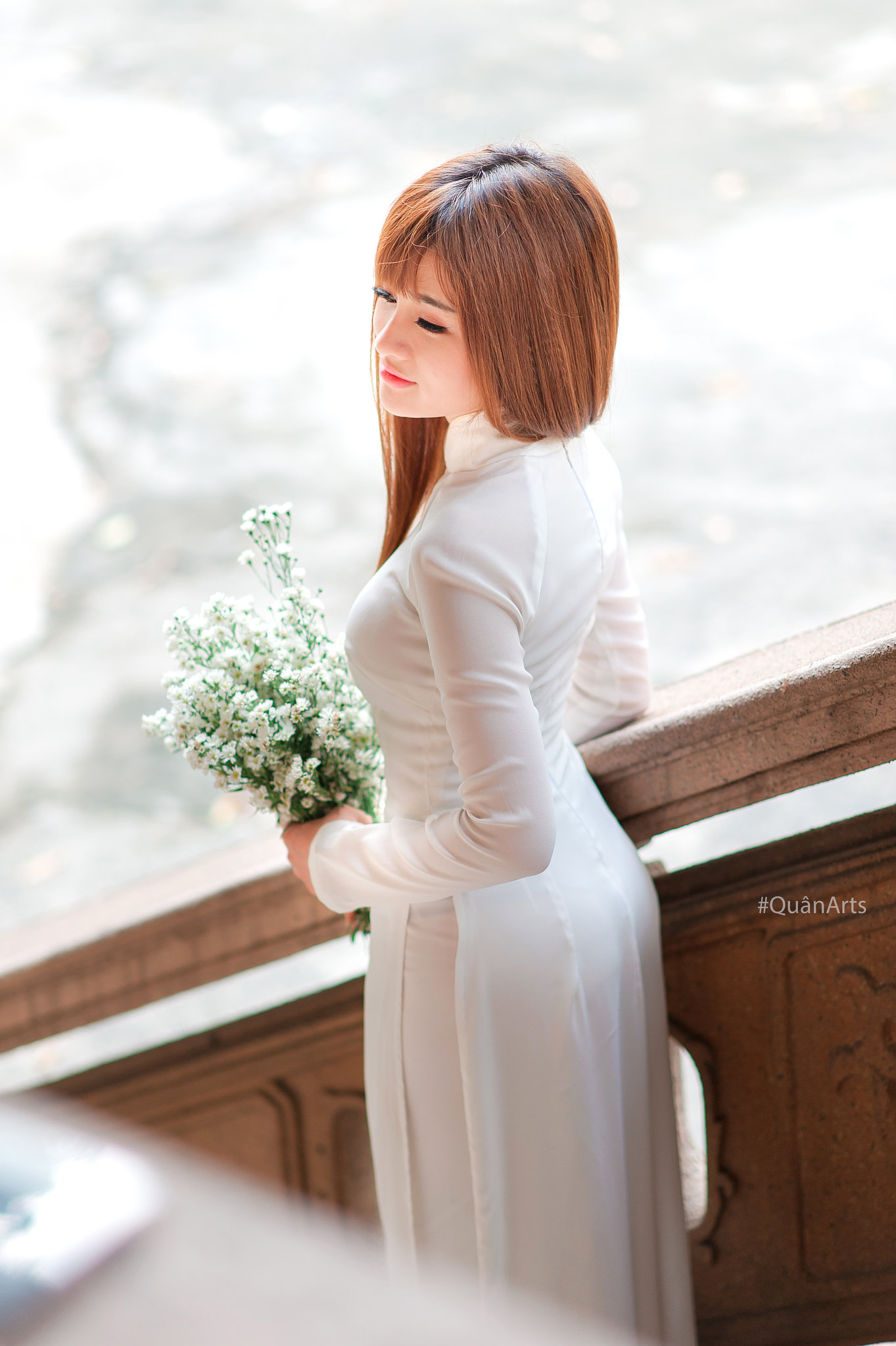 Áo dài trắng lễ chùa vẻ đẹp Việt Nam [J5KQO7]