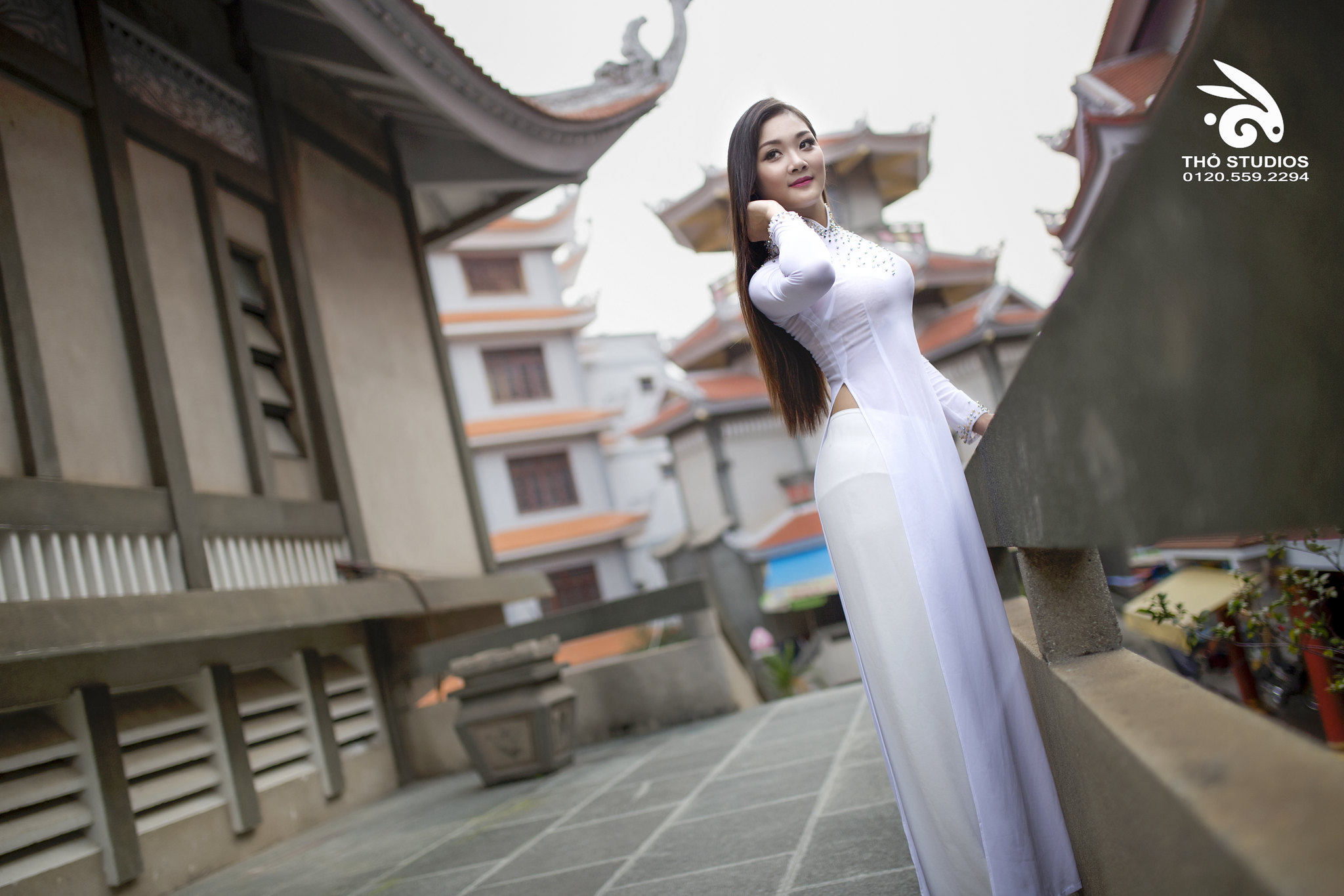 Áo dài trắng góc ngang sang trọng [UXEEVM]