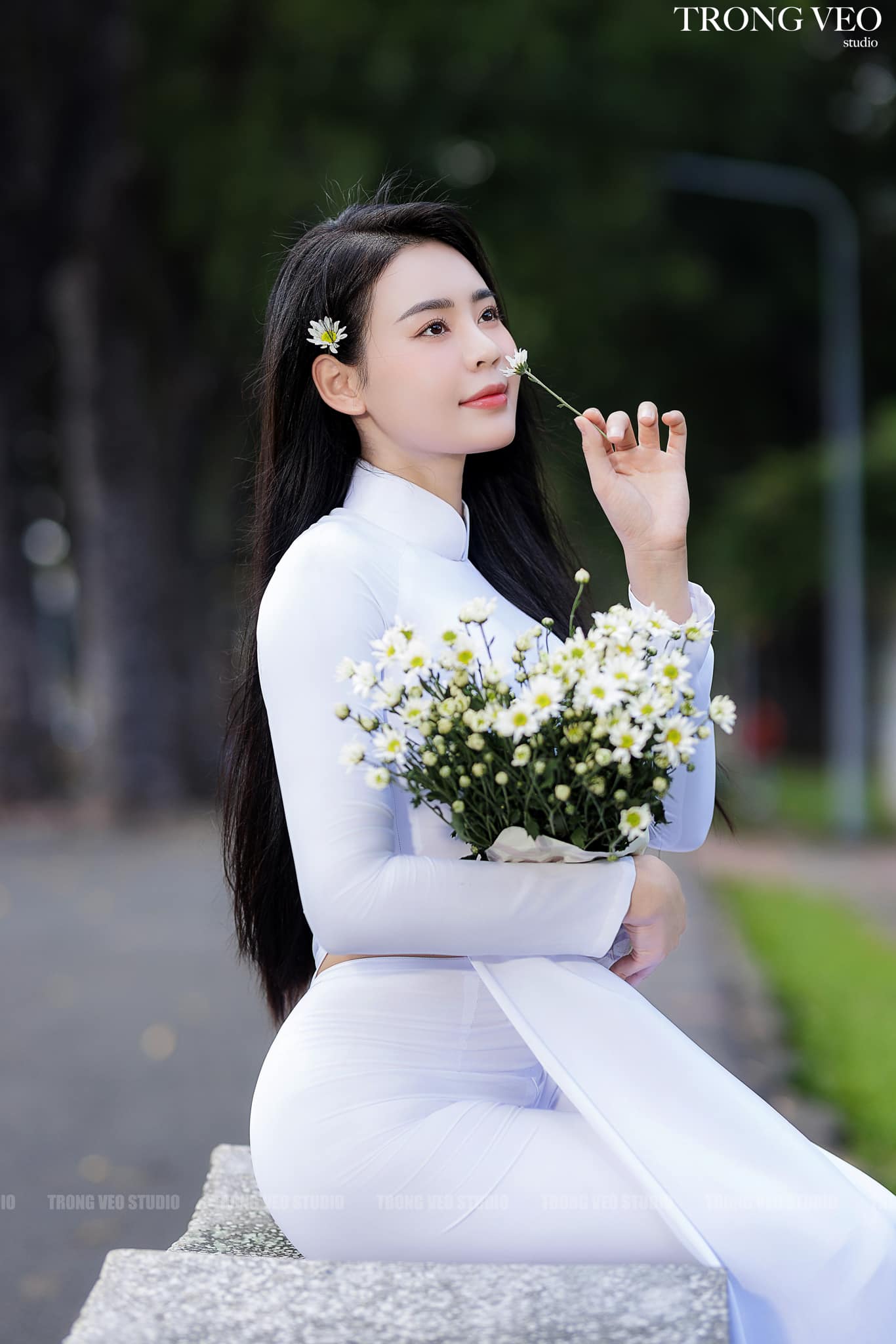 Áo dài trắng trang nhã hoa [1NRX8L]