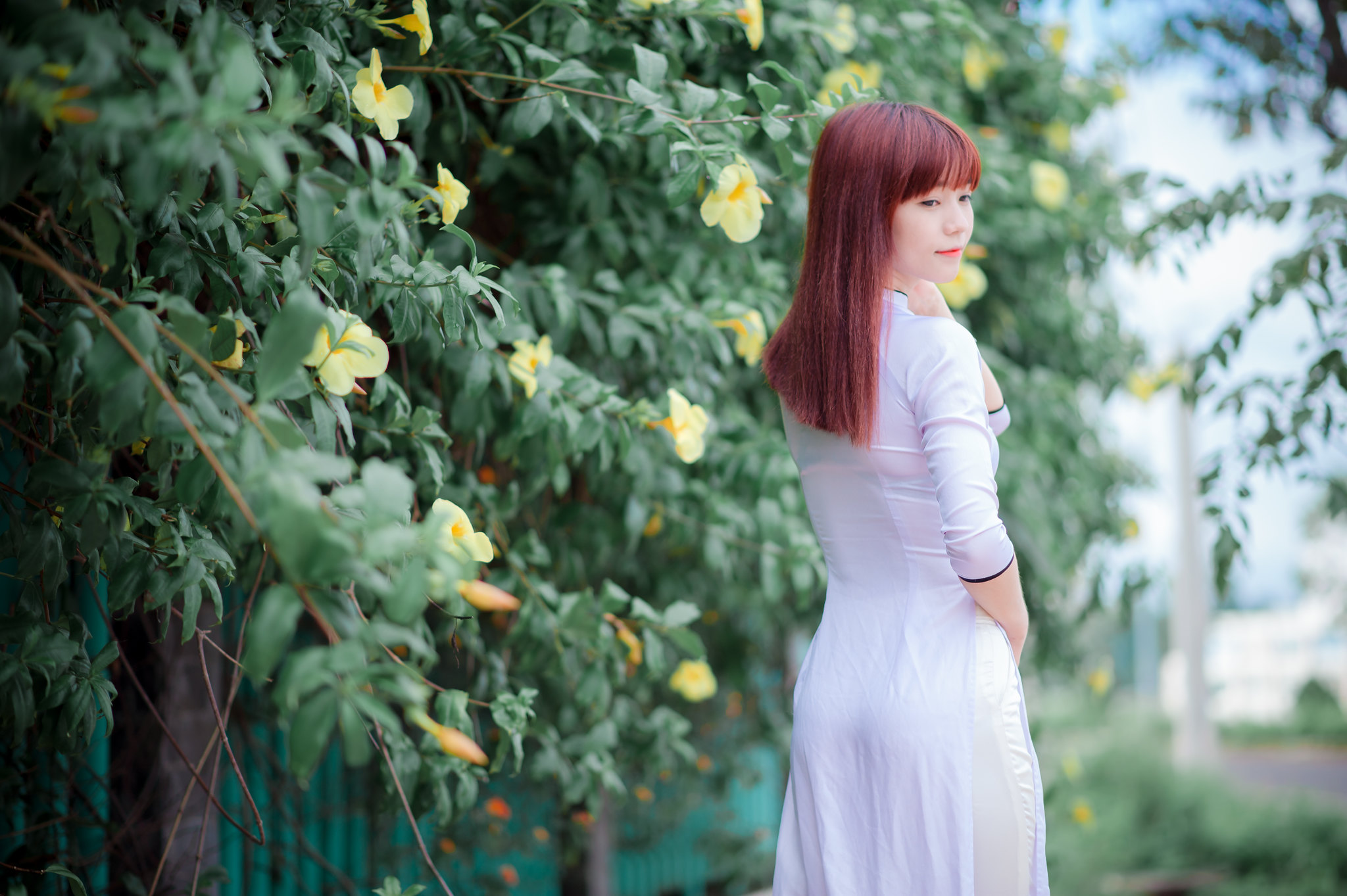 Áo dài trắng cách tân hoa cuốn hút [WKB45K]