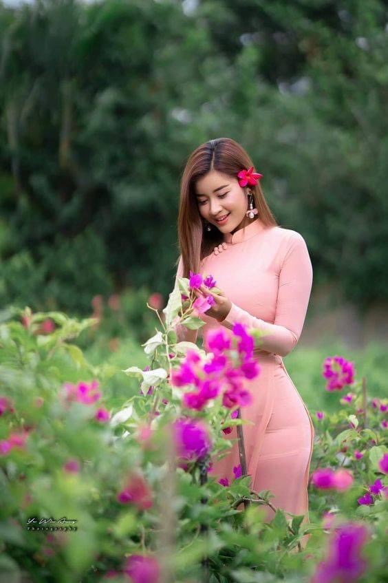 Áo dài hồng nữ tính [IUW9Q2]