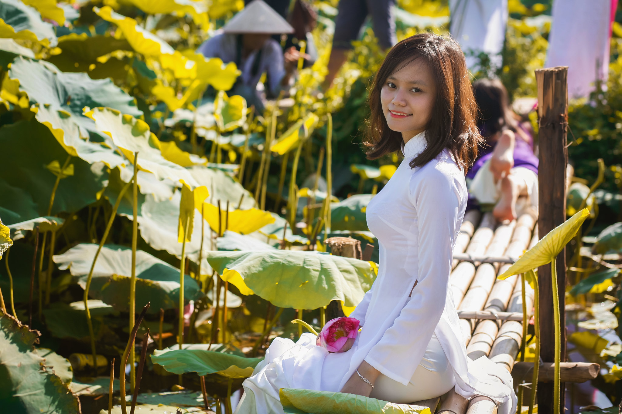 Áo dài trắng vẻ đẹp áo dài bên hồ thướt tha [QSGBCY]