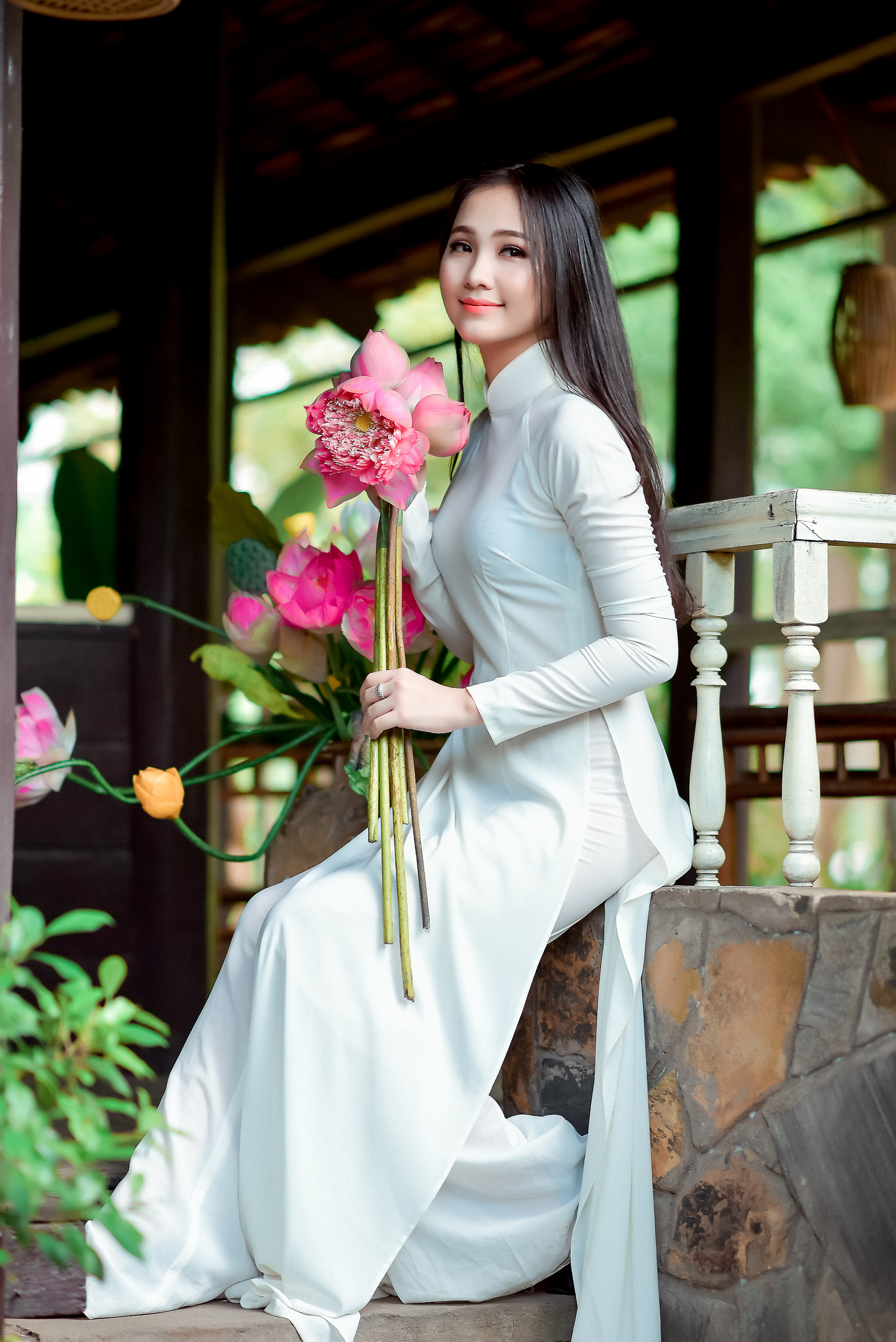 Áo dài trắng tinh tế hoa sen [JA9JRV]