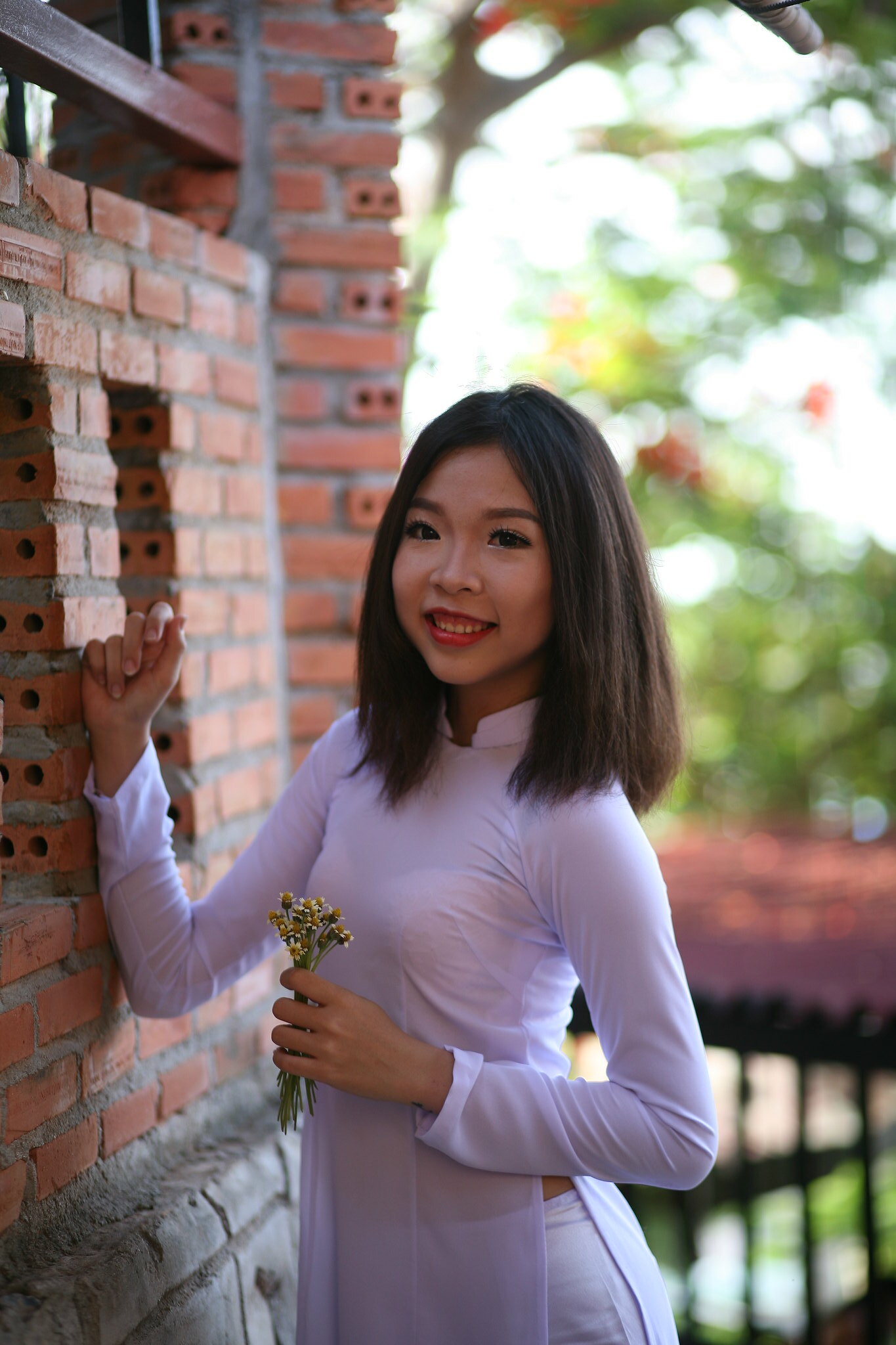 Áo dài trắng cách tân nón lá thanh tao [UUDC9O]