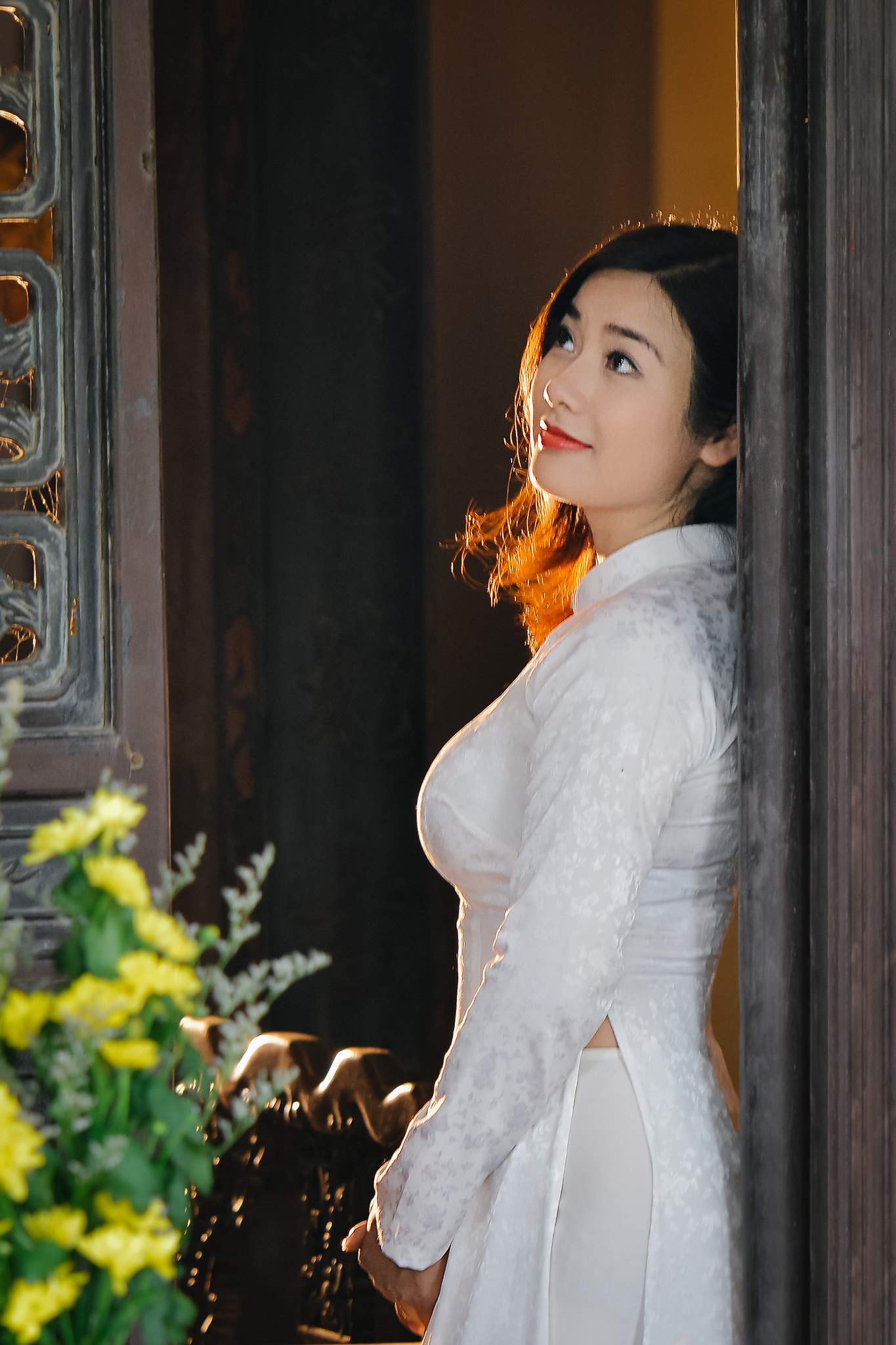 Áo dài trắng cổ kính thướt tha [EAOG9J]