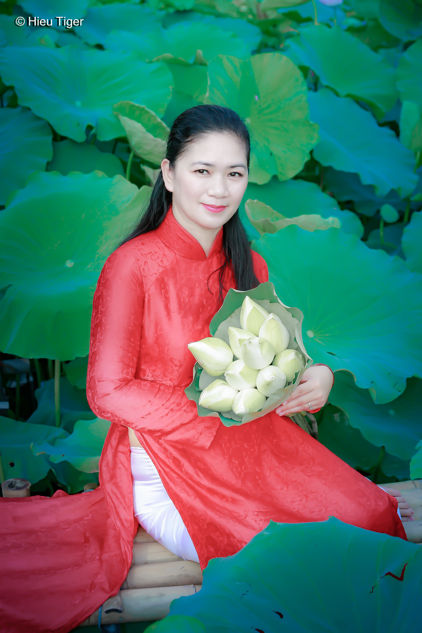 Áo dài trắng nét đẹp áo dài bên hồ duyên dáng [MDVUGS]