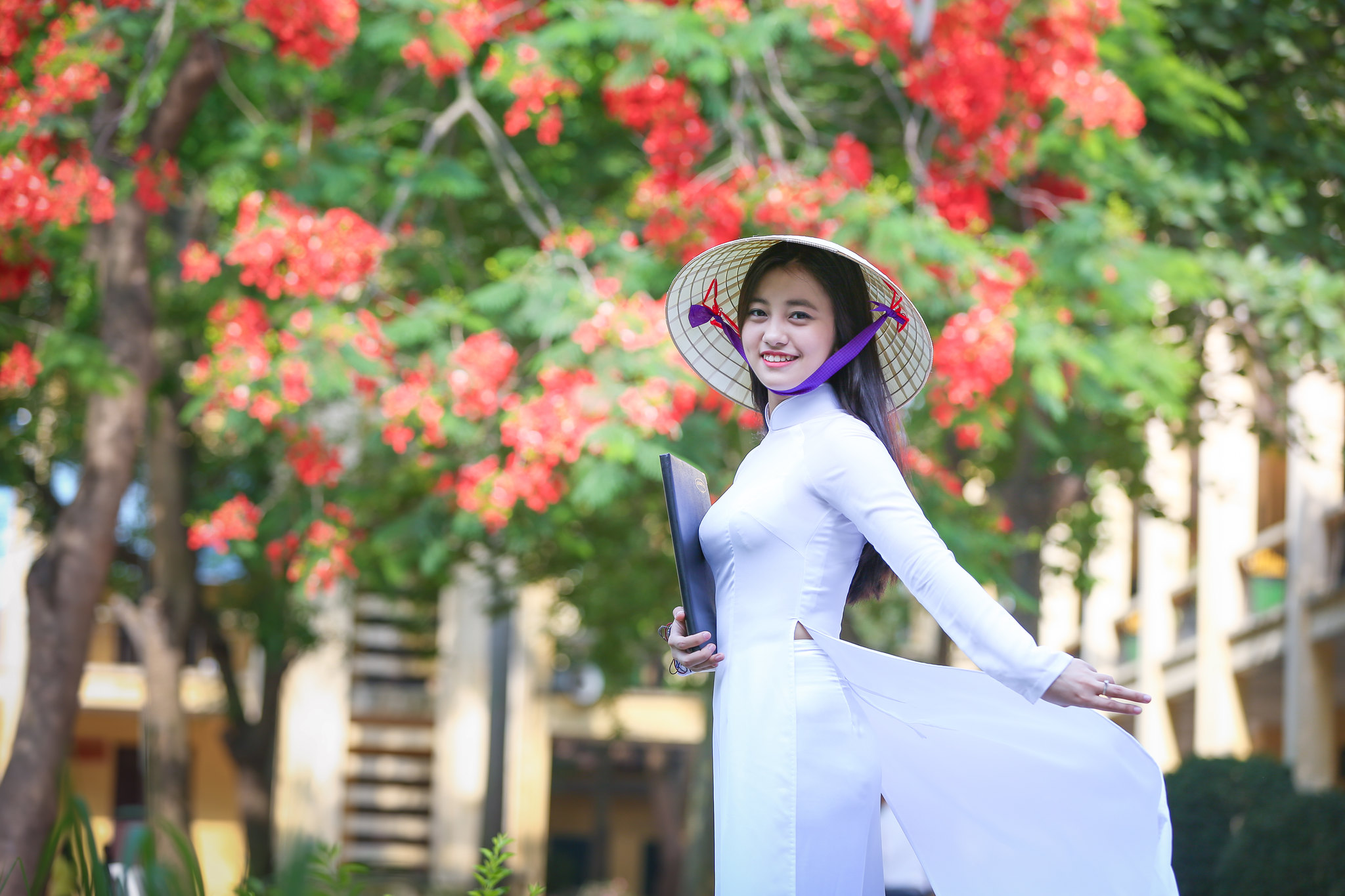 Loạt ảnh áo dài trắng thanh lịch hoa phượng [4GOGVS]
