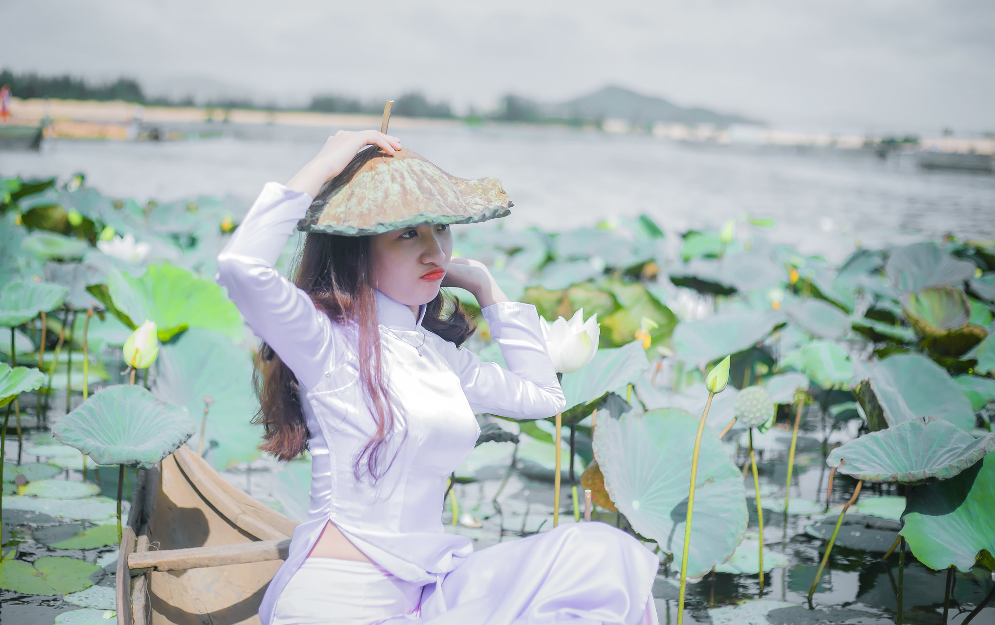 Áo dài trắng gái xinh hoa sen hoài cổ [B09RKD]