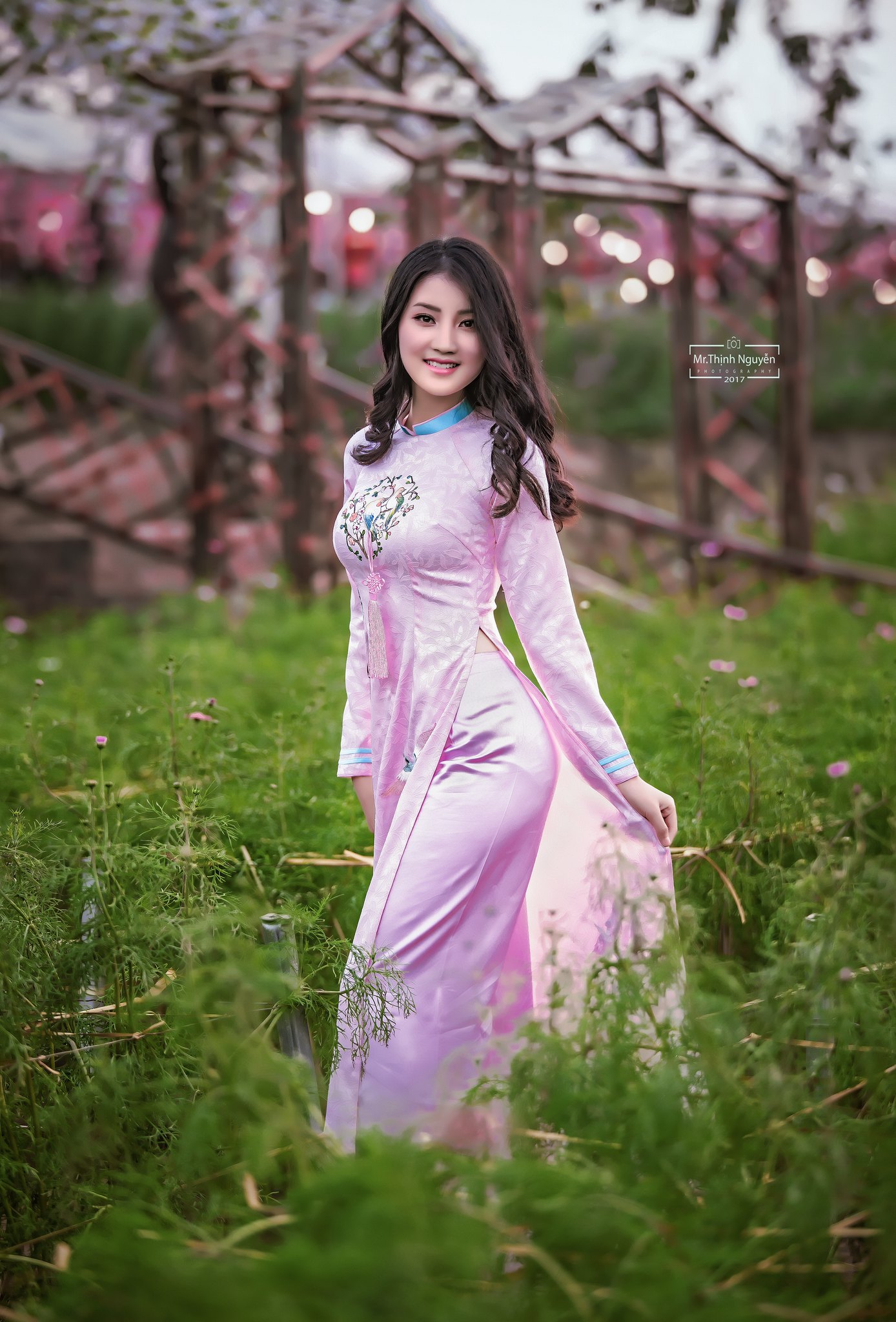 Áo dài hồng hình nền đồng cỏ yêu kiều [XIH4MU]