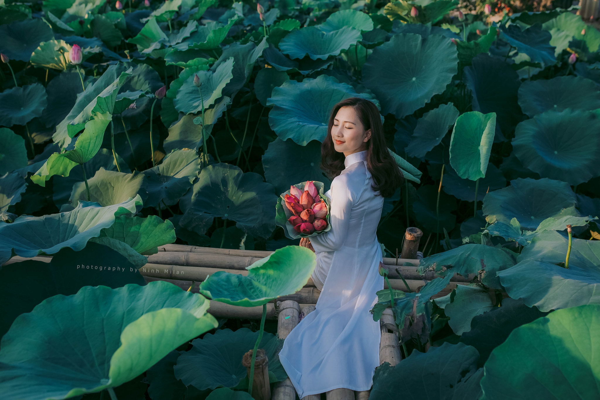 Áo dài trắng thanh lịch hoa sen [81VLMT]