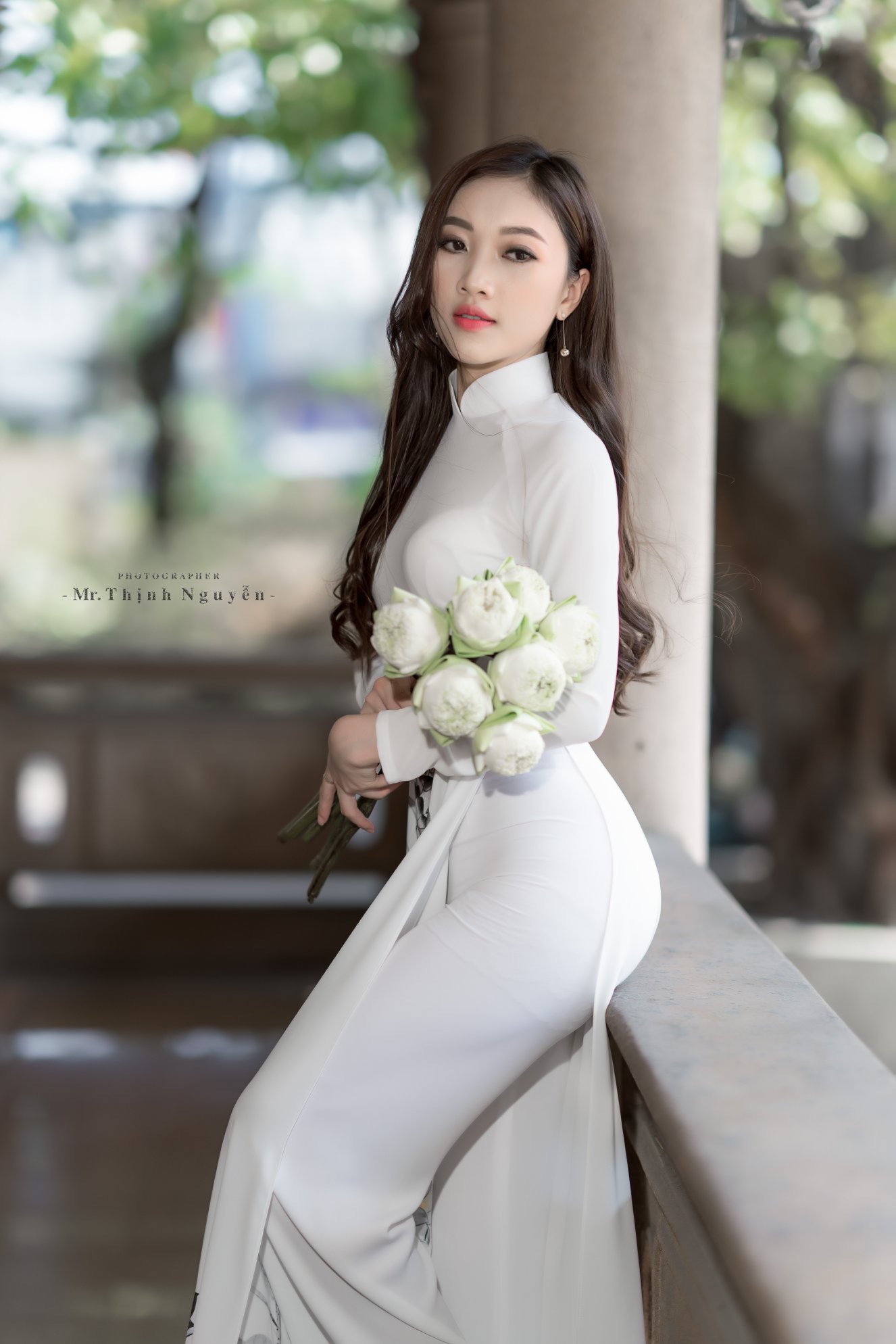Áo dài trắng thiếu nữ hoa sen duyên dáng [NXB1VC]