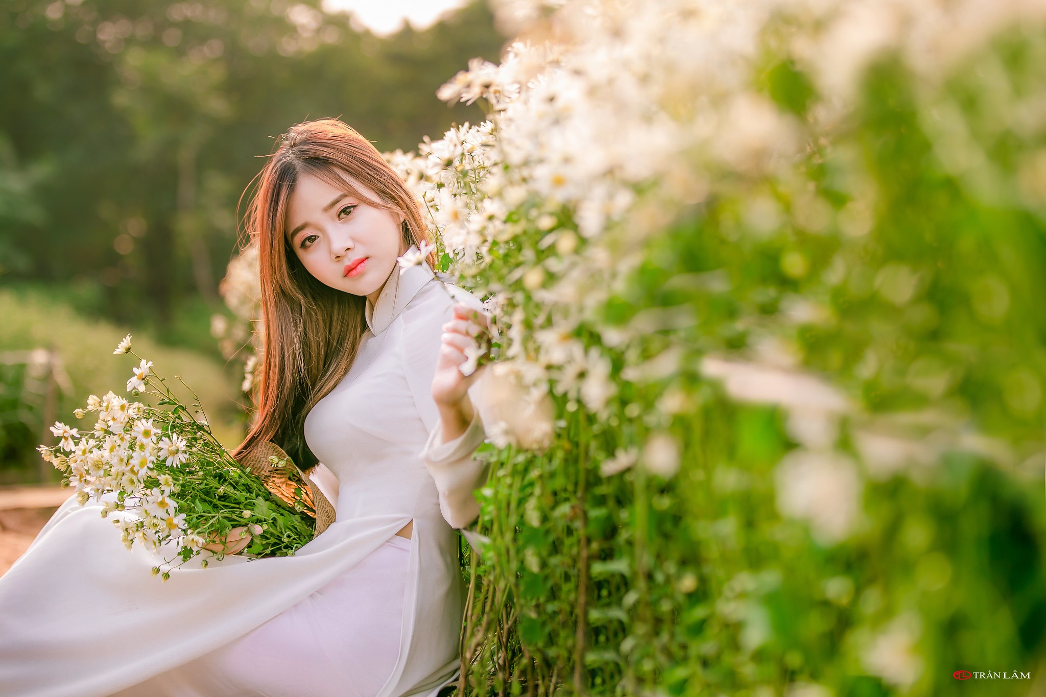 Áo dài trắng hoa nền nã [WKEDIC]