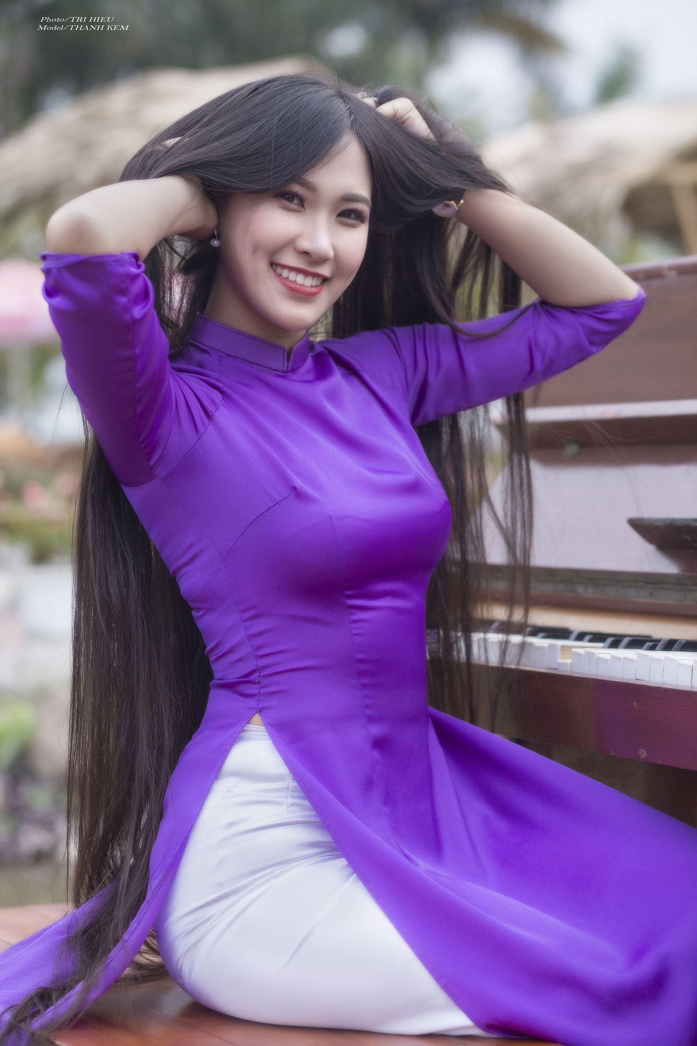 Áo dài tím hiện đại ngồi dáng điệu đà [U2LXHG]