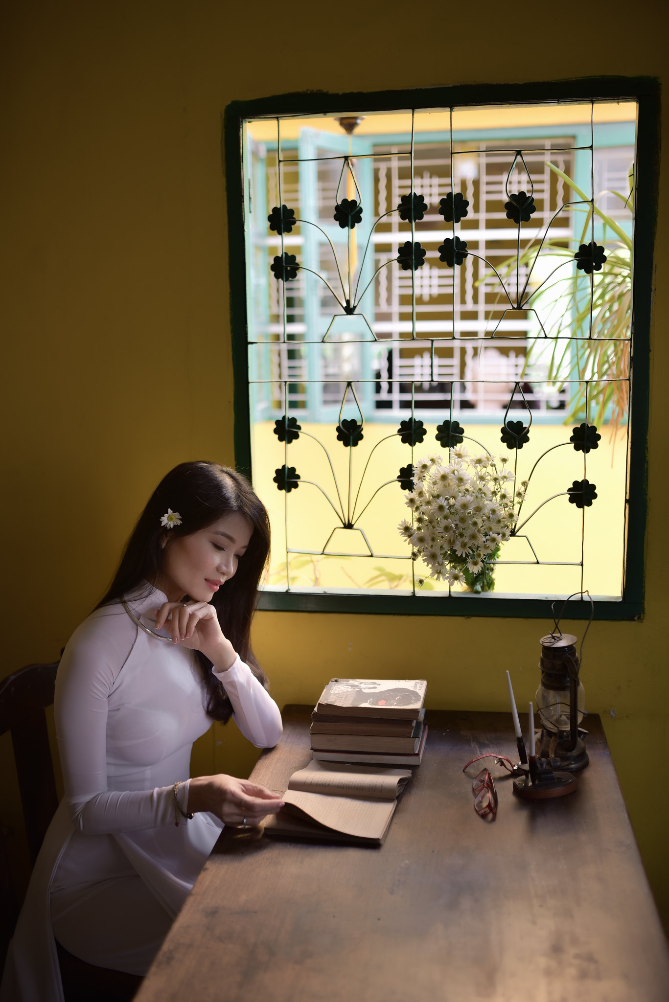 Trang nhã áo dài trắng cổ kính [IXQV3E]