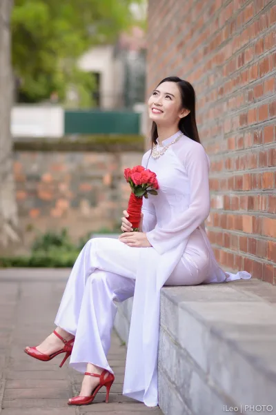 Áo dài trắng ảnh nền quý phái [P4YXOM]