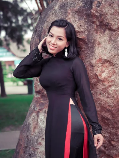 Quý phái áo dài đen góc ngang [R3EKF9]