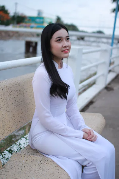 Áo dài trắng khoảnh khắc ghế đá thanh thoát [XGGLCZ]