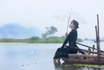 Truyền thống áo dài đen tinh tế bên h? [EVUYUC]