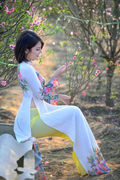Vẻ đẹp áo dài họa tiết cổ điển hoa đào [5URXEI]