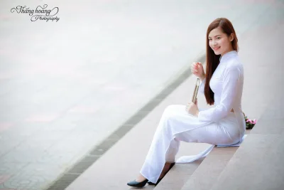 Áo dài trắng mong manh ngồi dáng điệu đà [PEUGRY]