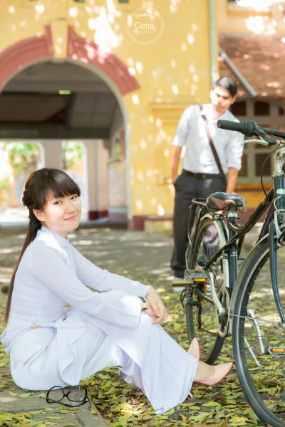Áo dài trắng xe đạp nền nã [C6IW8C]
