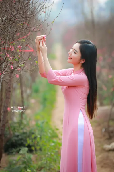 Áo dài hồng mong manh [GRQMDC]