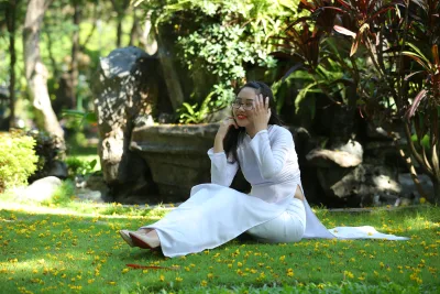 Áo dài trắng hot girl mắt kính nhẹ nhàng [GGGLC9]