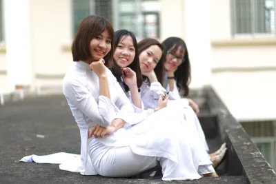 Áo dài trắng thanh tao chị chị em em [ZHA8WH]
