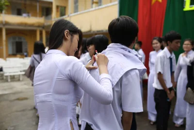 Áo dài trắng ảnh nền sân trường cuốn hút [Y5BNHT]