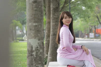 Gái xinh áo dài hồng cuốn hút ngồi dáng điệu đà [GSJVXB]