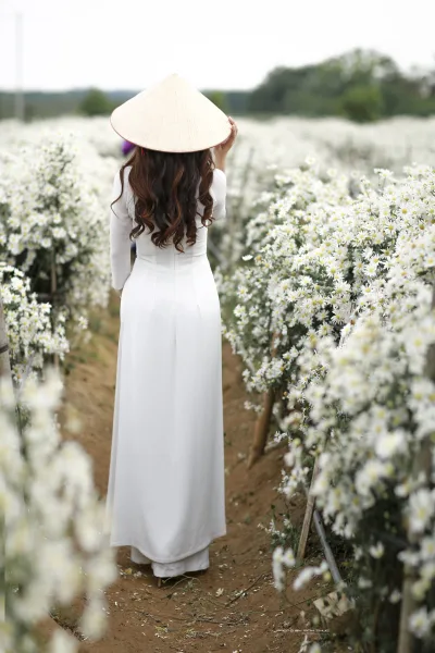 Áo dài trắng duyên dáng [NTBMYU]