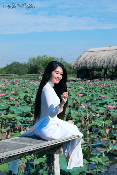 Hình nền áo dài trắng mộc mạc bên h? [NWVIMI]