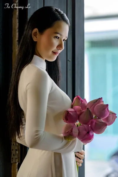 Áo dài trắng mộc mạc hoa sen [0YQHWJ]