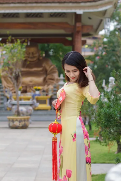 Áo dài vàng album đón tết ấn tượng [LAV9WR]
