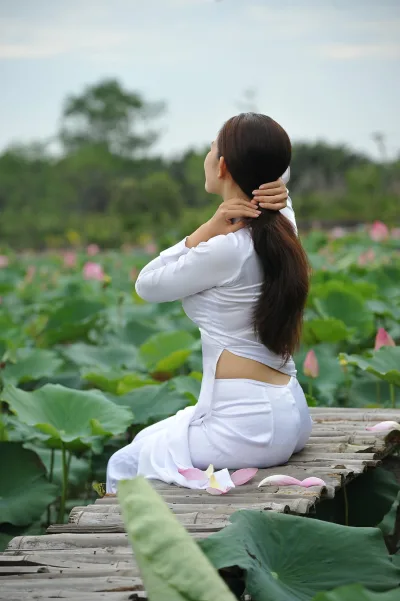 Áo dài trắng bên hồ duyên dáng [LUCJXH]