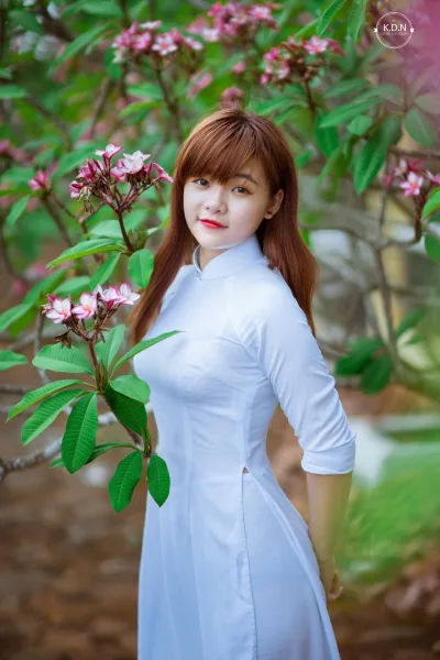 Áo dài trắng hiện đại tinh khôi [2EXHS6]