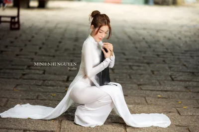 Áo dài trắng hot girl cặp táp tinh khôi [KORUAW]