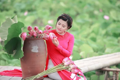 Áo dài đỏ nền nã hoa sen [VTXSWP]