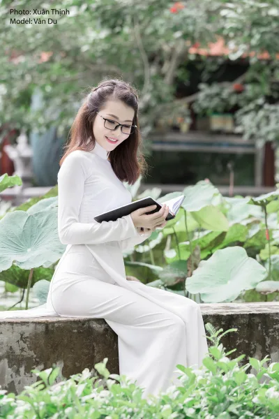 Truyền thống áo dài trắng thuần Việt hoa sen [5U0MVM]