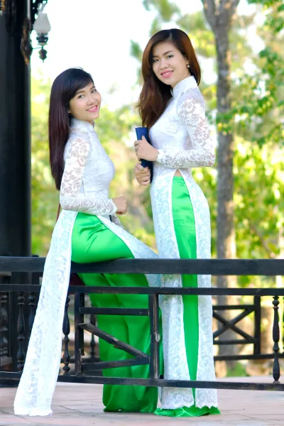 Tinh tế áo dài trắng chị chị em em [A1XB6H]