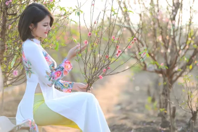 Áo dài họa tiết người đẹp hoa đào cuốn hút [EHUTJD]