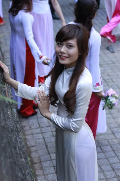 Áo dài trắng thanh tao kỷ yếu [OEEGZ8]