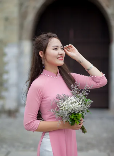 Nữ nhân áo dài trắng đằm thắm hoa [K3HNZX]
