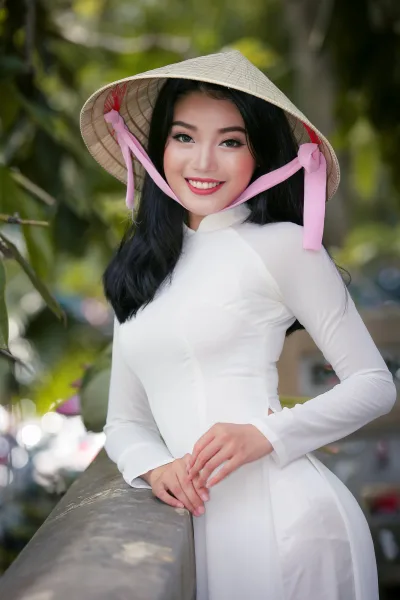 Áo dài trắng nón lá mong manh [LTQI8W]