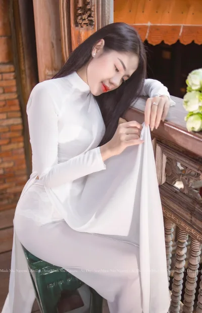 Truyền thống áo dài trắng kiêu sa góc ngang [OCLCTZ]
