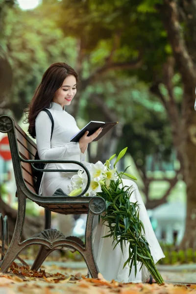 Áo dài trắng cặp táp duyên dáng [T5ITRM]
